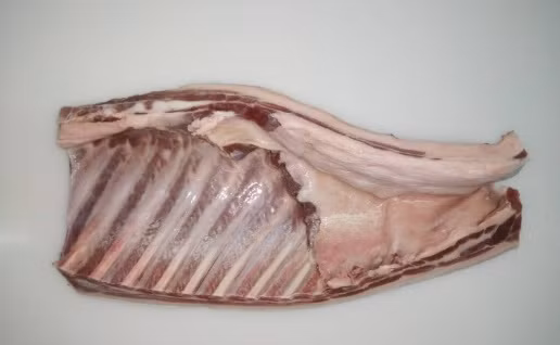 Sau khi giết mổ, thịt lợn rừng được bảo quản ở nhiệt độ âm 18 độ C. Ảnh: Qbgroup.