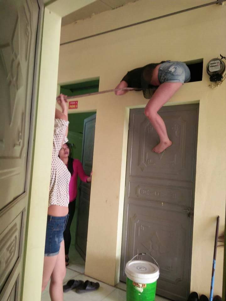 Nhờ có thân thủ phi phàm, cô đã thành công vươn tới ô thông gió