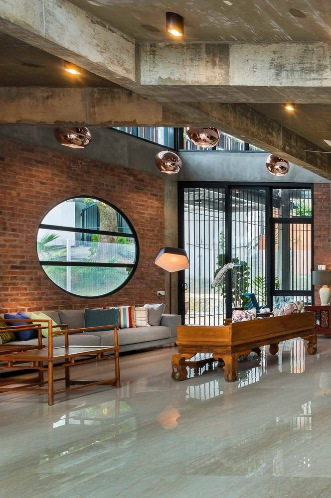 Trần nhà và xà bằng xi măng nguyên khối.