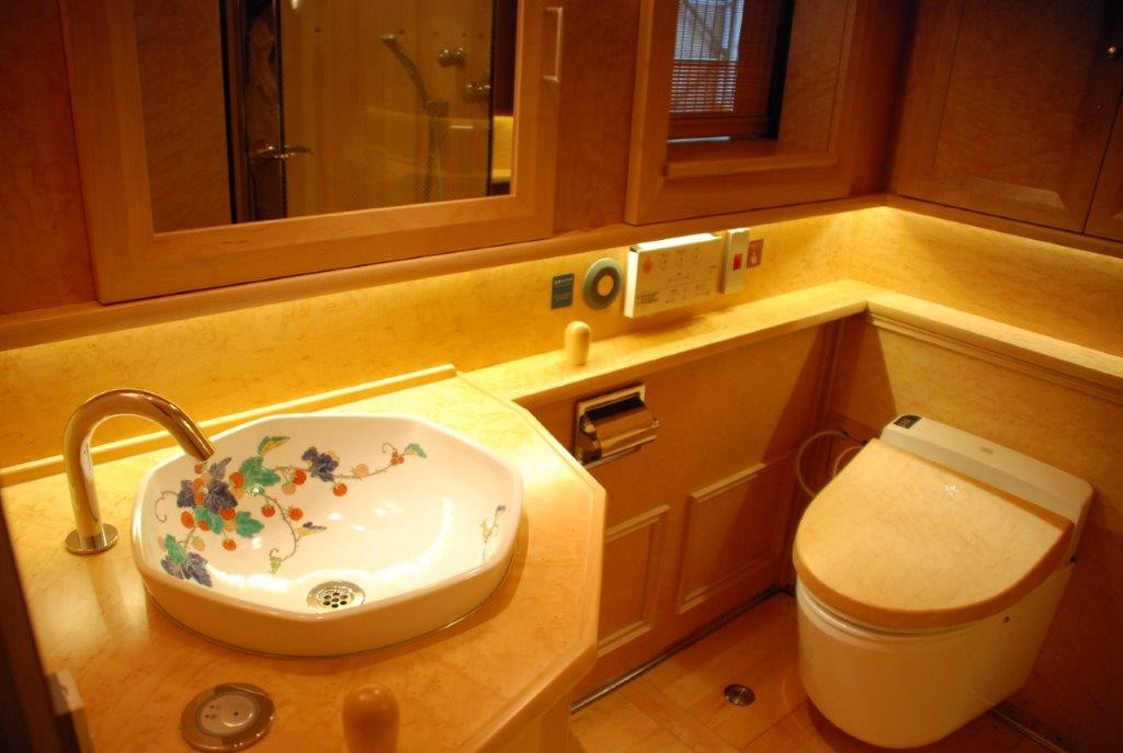 Phòng tắm sang trọng, hiện đại.