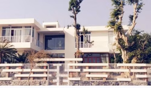 Nam ca sĩ nổi tiếng dòng nhạc đỏ Trọng Tấn sở hữu hai chốn đi về, một biệt thự ở Hà Nội và một ngôi nhà vườn thoáng mát ở Thanh Hóa. Ảnh: ĐSPL.