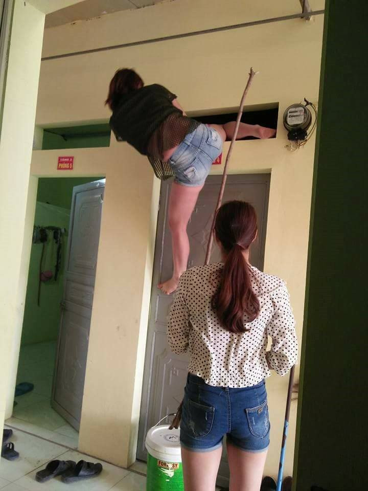 Không cần đồ bảo hộ hoặc dây dợ hỗ trợ, cô gái chỉ cần một cái thùng nhựa để làm bậc trèo lên