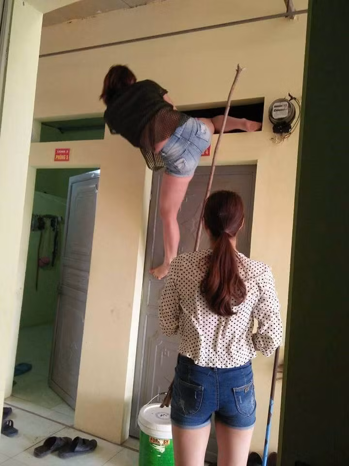 Không cần đồ bảo hộ hoặc dây dợ hỗ trợ, cô gái chỉ cần một cái thùng nhựa để làm bậc trèo lên