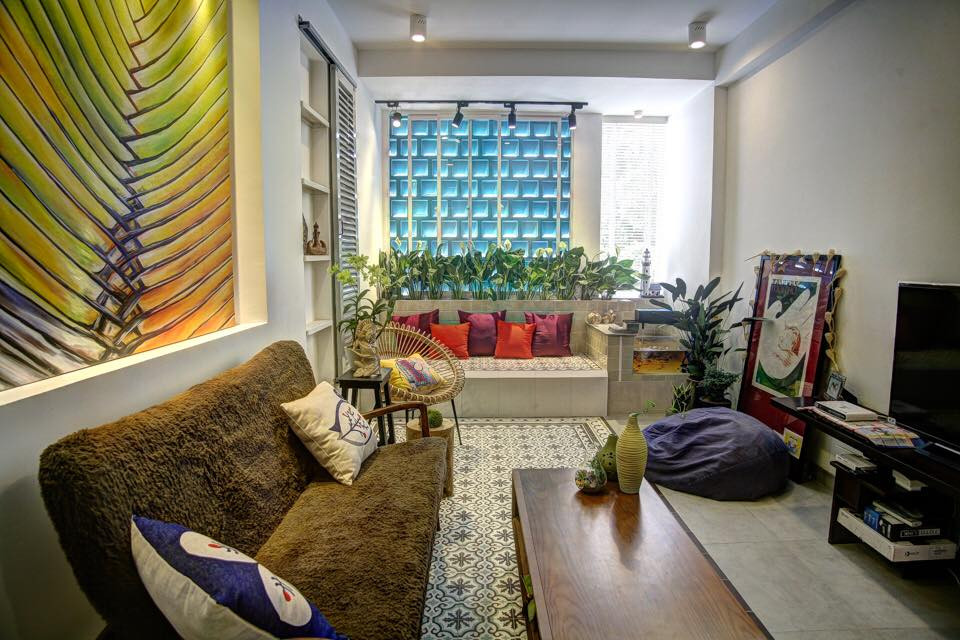 Phòng khách mộc mạc với ghế mây tre đan để nghỉ ngơi, thư giãn.