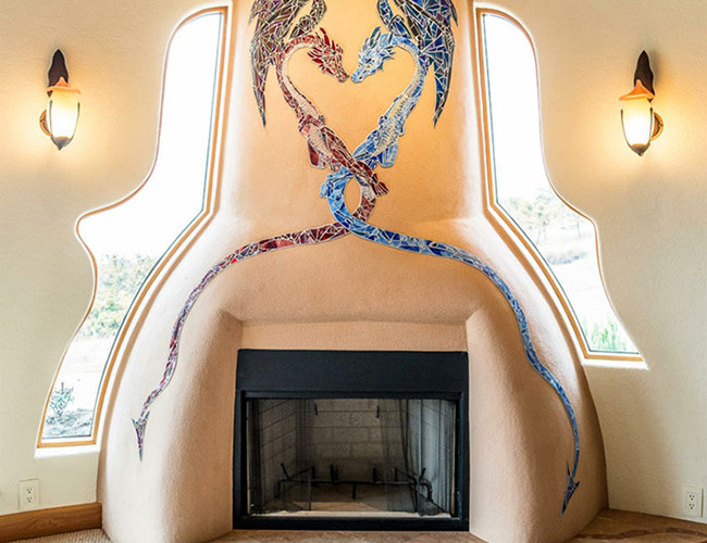 Tác phẩm điêu khắc độc đáo trên lò sưởi trong phòng khách