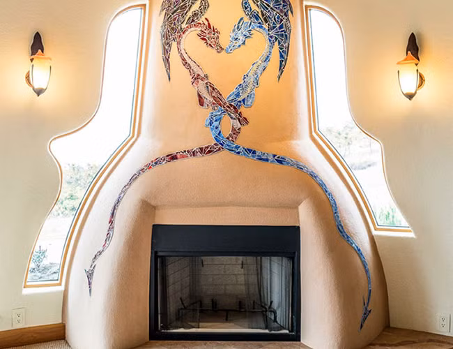 Tác phẩm điêu khắc độc đáo trên lò sưởi trong phòng khách