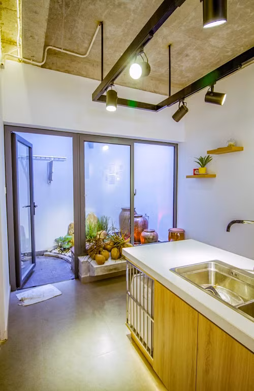 Sân sau với vại, chum, tiểu cảnh nhỏ gợi nhắc về cuộc sống ở quê nhà.