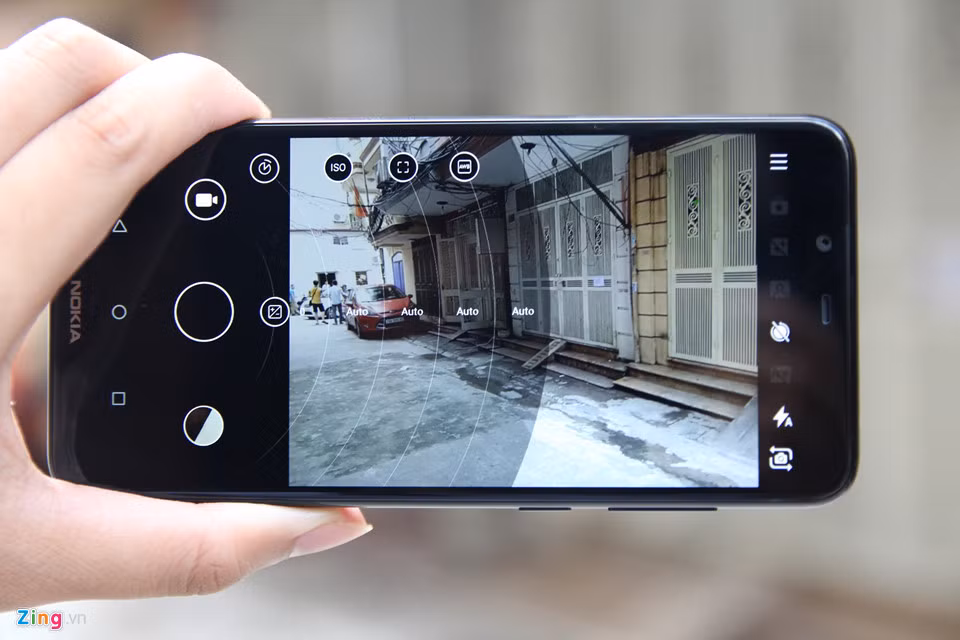 Bên cạnh đó, Nokia X5 cũng được trang bị khả năng chụp ảnh chỉnh tay tương tự như cách làm trên các mẫu máy trước đây của hãng . Máy cho khả năng lấy nét nhanh nhưng chụp và lưu hình còn khá chậm. Chất lượng hình ảnh cho ra trong điều kiện đủ sáng khá tốt, màu sắc nịnh mắt.