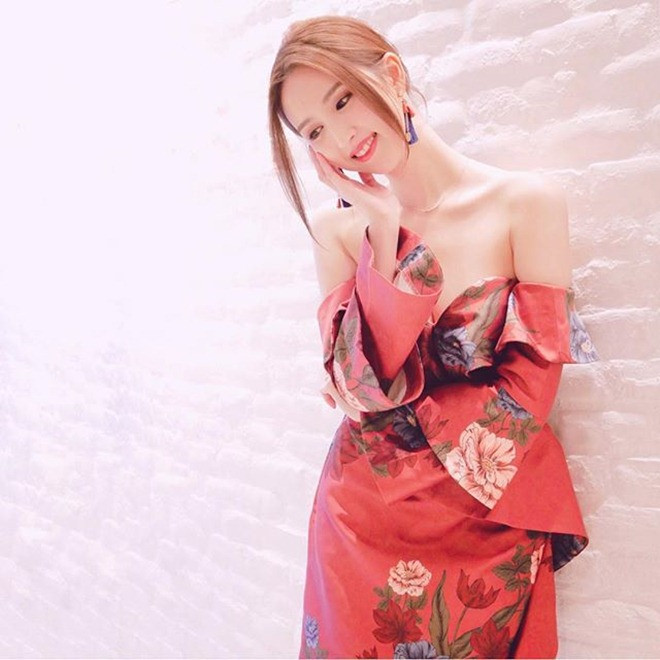 Đáp trả ân tình của bồ già, Hà Ngạo Nhi còn quỳ gối, dâng trà cho Lâm Kiến Danh. Sau khi kinh tế gia đình vực dậy cũng là lúc cả hai chia tay nhau.