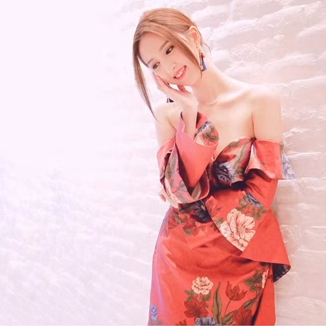 Đáp trả ân tình của bồ già, Hà Ngạo Nhi còn quỳ gối, dâng trà cho Lâm Kiến Danh. Sau khi kinh tế gia đình vực dậy cũng là lúc cả hai chia tay nhau.