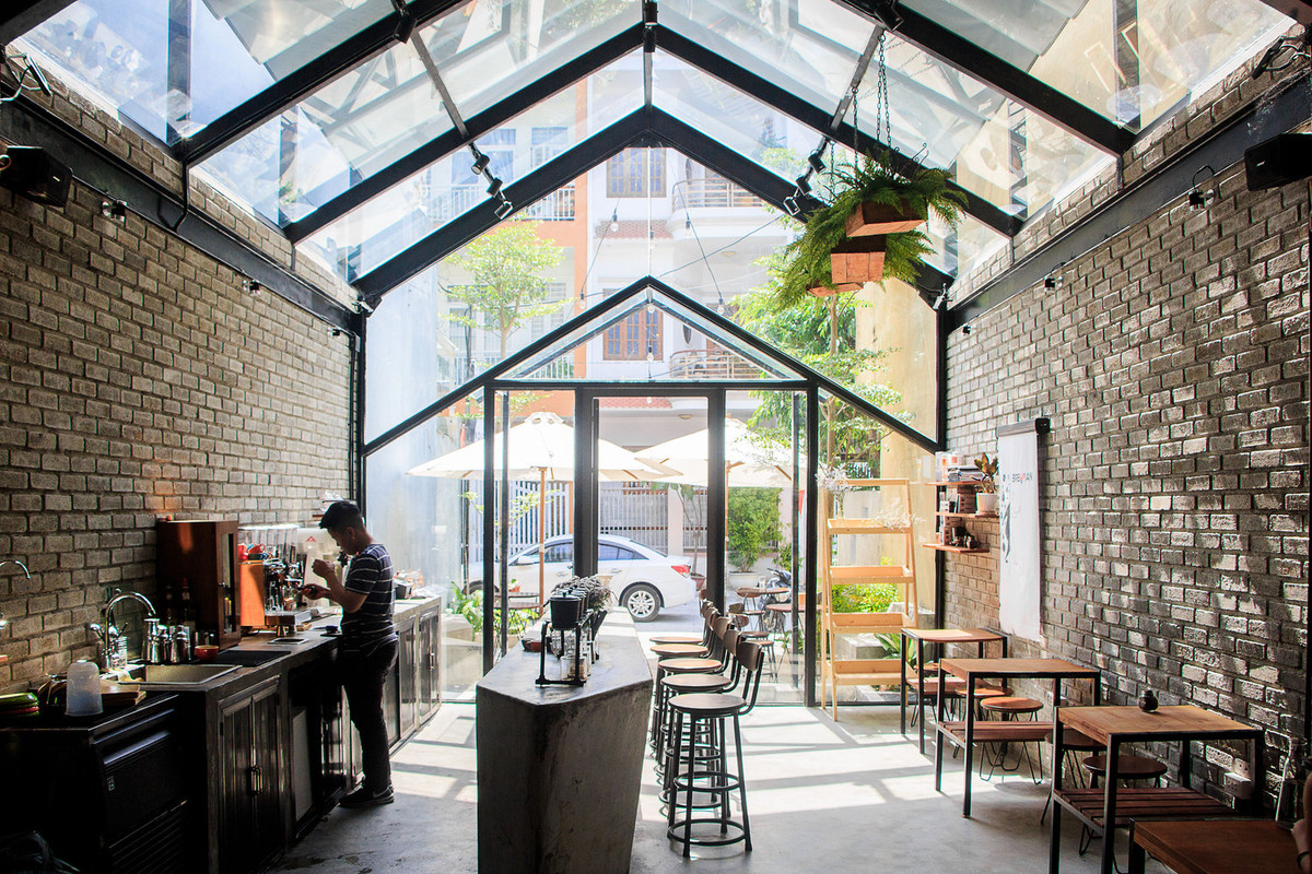 Cũng nhờ mái kính này, khách có thể ngắm nhìn bầu trời, đặc biệt là trời đêm đầy trăng và sao.