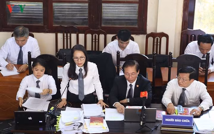 Cũng trong phần tranh luận với Viện Kiểm sát sáng 30/5, luật sư Trần Hồng Phúc (bào chữa cho bác sỹ Hoàng Công Lương) đề nghị Viện Kiểm sát xác định trách nhiệm của Bộ Y tế để có những kiến nghị kịp thời về công tác quản lý thiết bị y tế của nhà nước. "Tôi không đồng ý với cách trả lời của Bộ Y tế. Nếu như không có cảnh báo sẽ còn nhiều sự cố như Hoà Bình xảy ra", luật sư Phúc nói.