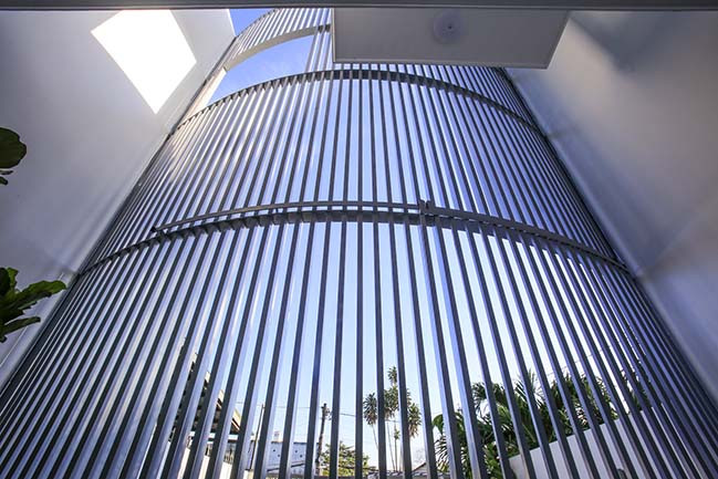 Mặt tiền nhà 3 tầng được làm từ các thanh thép trông hệt như hàng rào bảo vệ an ninh.