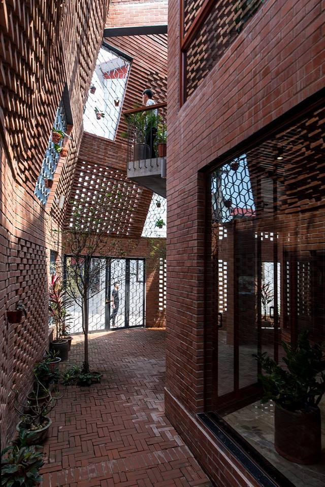 Độc đáo hơn cả, ngôi nhà gạch thô còn được bảo vệ bằng một lớp tường gạch cao, thoáng ở bên ngoài.