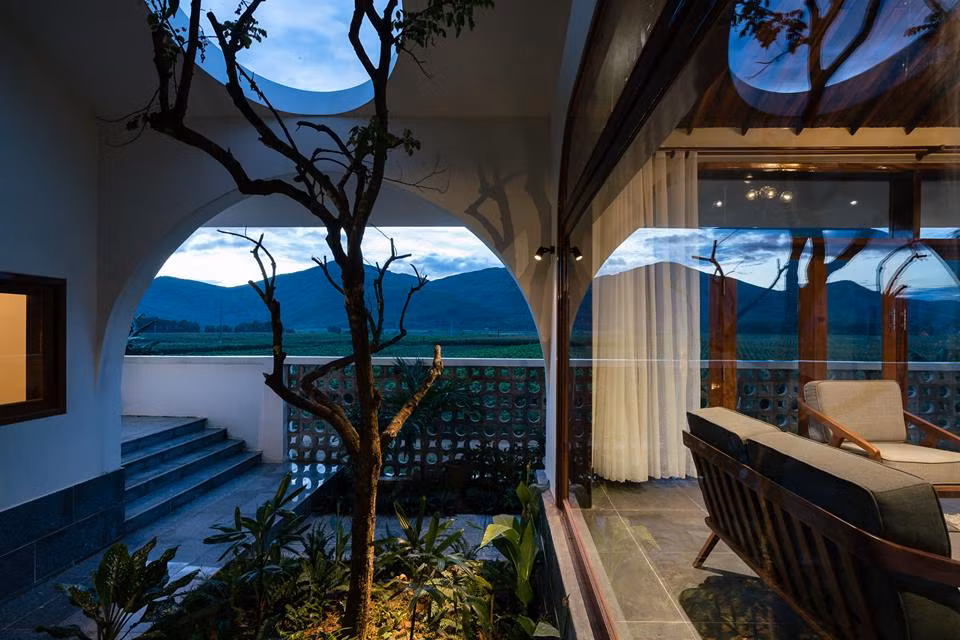 Ngôi nhà 2 tầng hiện hữu, mang theo mơ ước của người con trai về một ngôi nhà "trăm năm không cũ", không “cũ” bởi nó tràn ngập yêu thương và kí ức. Nguồn ảnh: Quang Dam. Video: Ngôi nhà độc đáo của Việt kiều giữa Sài Gòn. Nguồn: Youtube.