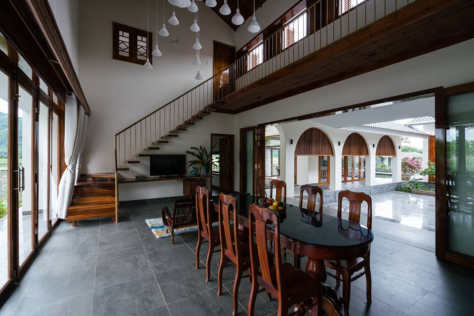 Phòng ăn lớn thoáng sáng.