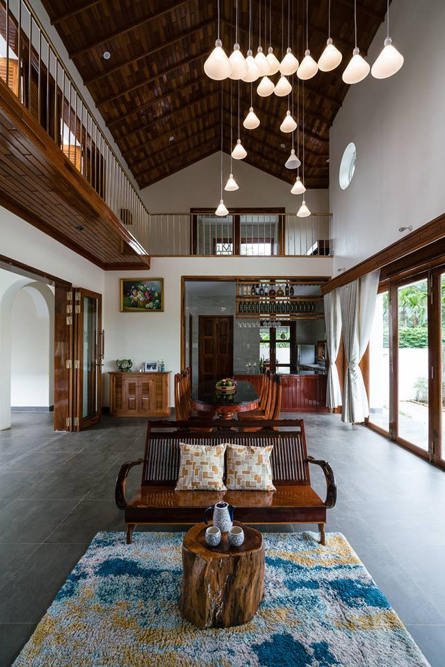 Bức tường kính lớn vừa giúp gia chủ dễ quan sát vừa là cách kết nối bên trong với bên ngoài.