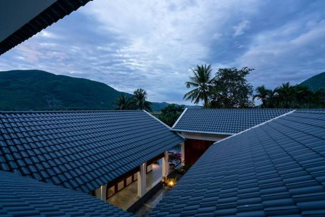 4 khối nhà liên kết với nhau bởi một khoảng sân lớn ở giữa.