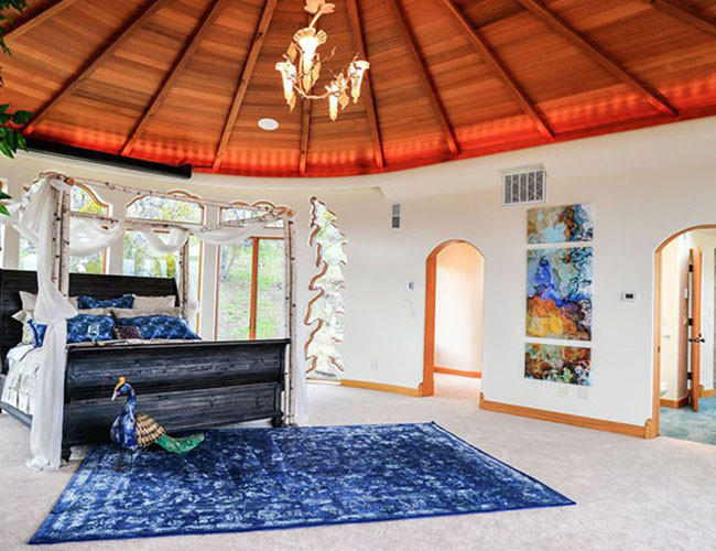 Ngôi nhà có 2 phòng ngủ lớn và hiện có giá trị lên tới 7.6 triệu USD trên thị trường bất động sản