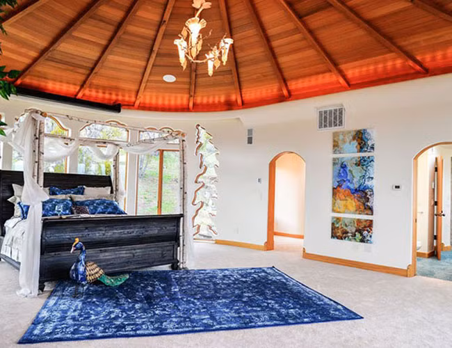 Ngôi nhà có 2 phòng ngủ lớn và hiện có giá trị lên tới 7.6 triệu USD trên thị trường bất động sản