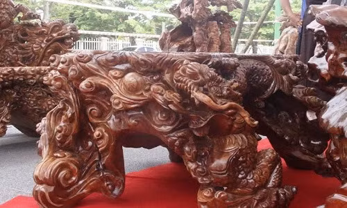 Tác phẩm nghệ thuật có một không hai này được làm bằng gù hương - loại gỗ tinh dầu thuộc nhóm những loại gỗ quý hiếm của vùng núi đá Hà Giang, Lạng Sơn, Tuyên Quang.