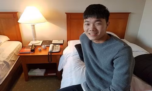 Từ phong cách thời trang, mặt nạ, son môi hay thậm chí cả đôi mắt híp của cầu thủ Xuân Trường cũng trở thành đề tài được cư dân mạng bàn luận. Thậm chí, nhiều người còn thích thú liên tưởng các ngôi sao showbiz sẽ ra sao khi sở hữu đôi mắt híp của Xuân Trường?