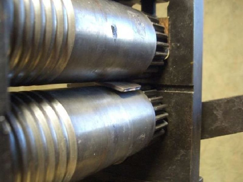 ...thợ kim hoàn cho vào máy để cán dẹt.