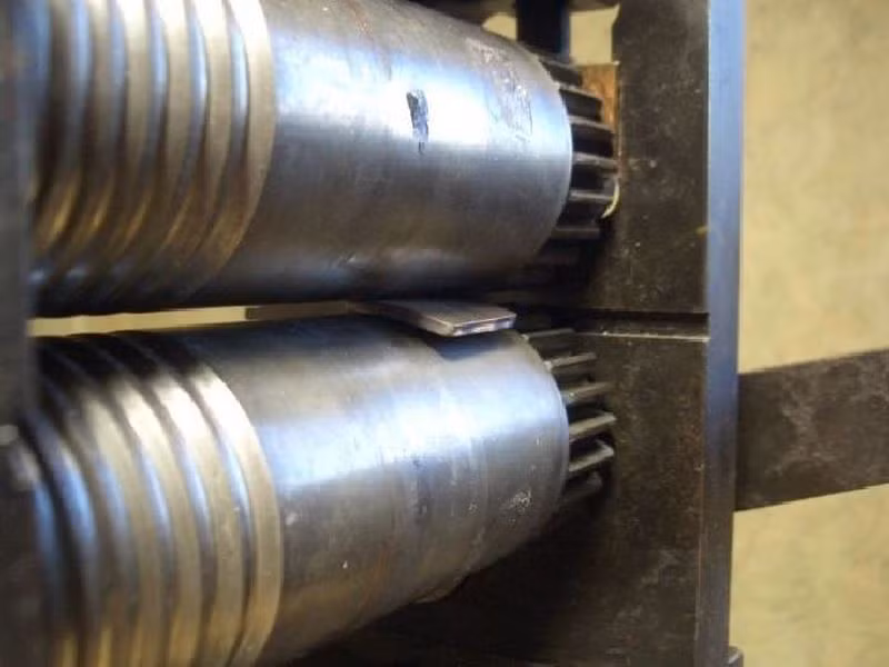 ...thợ kim hoàn cho vào máy để cán dẹt.