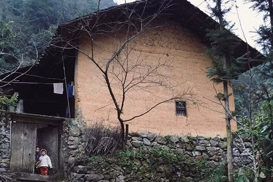 Những ngôi nhà trình tường cổ đã làm nên vẻ đẹp đặc trưng của Hà Giang. Ảnh: NLĐ.