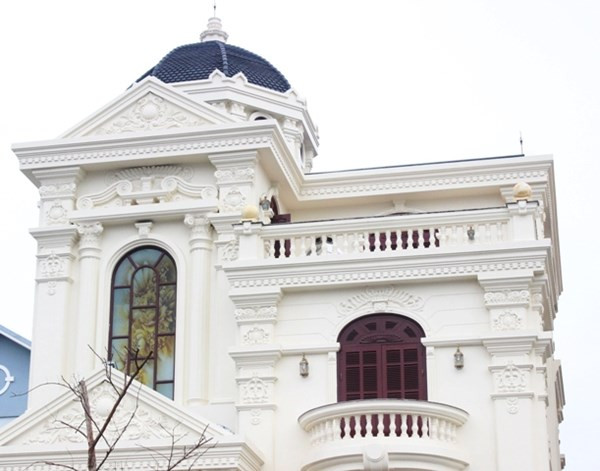 Theo một số người dân, gia chủ đã chi ra gần 100 tỷ để hoàn tất ngôi biệt thự. Ảnh: Một thế giới.