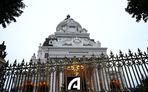 Biệt thự mang kiến trúc cổ châu Âu, uy nghi và bề thế, thể hiện độ chịu chơi của gia chủ. Ảnh: Antt.