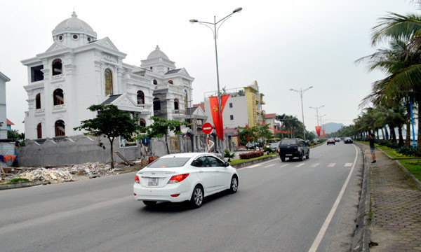 Tòa lâu đài sơn màu trắng nổi bật của một đại gia Hạ Long. Ảnh: Vietnamnet.
