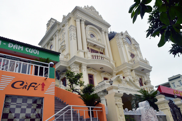 Một căn biệt thự khác ở Hạ Long trông tựa như cung điện nhỏ. Ảnh: Vietnamnet.