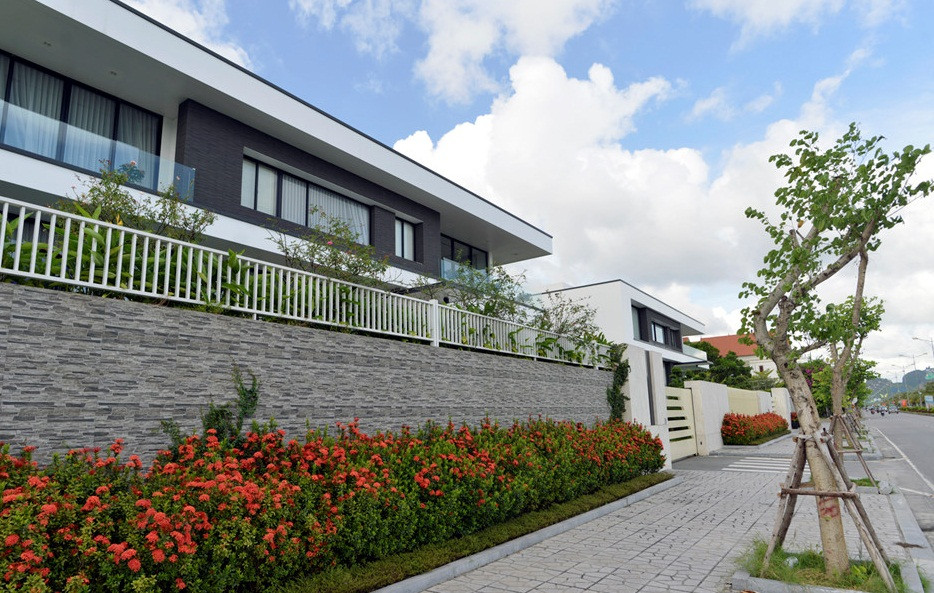 Bên cạnh phong cách cổ điển còn có cả biệt thự hiện đại. Giá mỗi căn lên đến hàng chục tỷ đồng. Ảnh: Zing.