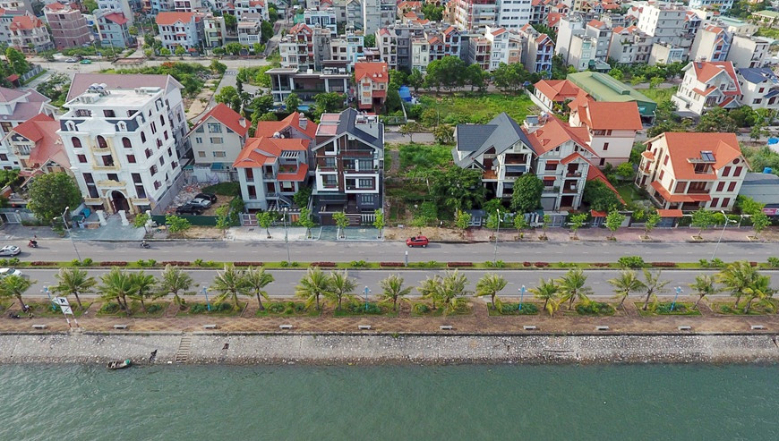 Dọc đường Trần Quốc Nghiễn (TP Hạ Long) xuất hiện hàng trăm ngôi biệt thự sang trọng. Ảnh: Zing.