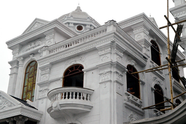 Biệt thự cổ châu Âu với máu vòm lục giác. Ảnh: Vietnamnet.