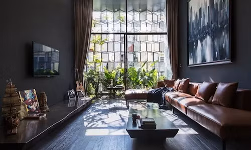 Những căn nhà hướng Tây nhận nguồn sáng chính từ bên trên hoặc phía sau. Chính vì vậy mà không gian thông tầng hoặc một giếng trời ở giữa nhà là giải pháp thường hay được áp dụng. Ảnh: STH.