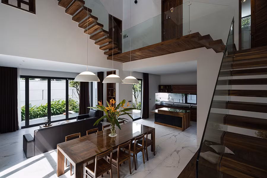 Nhà sử dụng nhiều cửa lùa giúp gia chủ dễ dàng điều tiết luồng gió vào nhà đồng thời vẫn đảm bảo không gian xanh bao quanh.