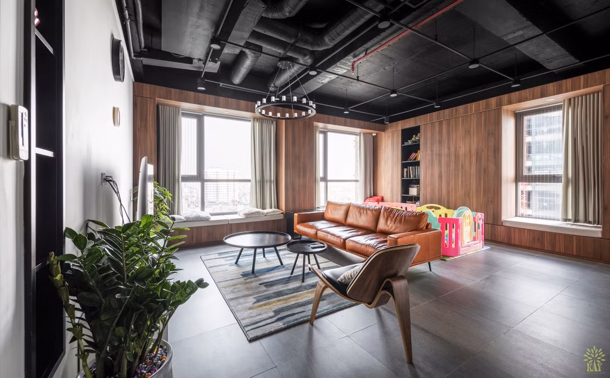 Trần nhà căn hộ thể hiện rõ nét đặc trưng của phong cách công nghiệp.