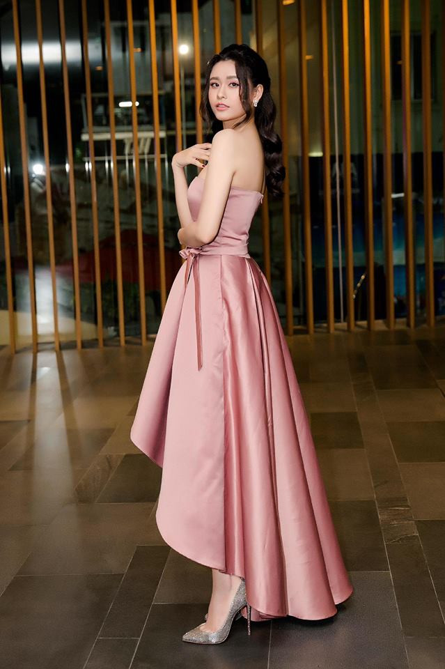 Cô mặc chiếc váy hồng nữ tính, đi giày ánh bạc.