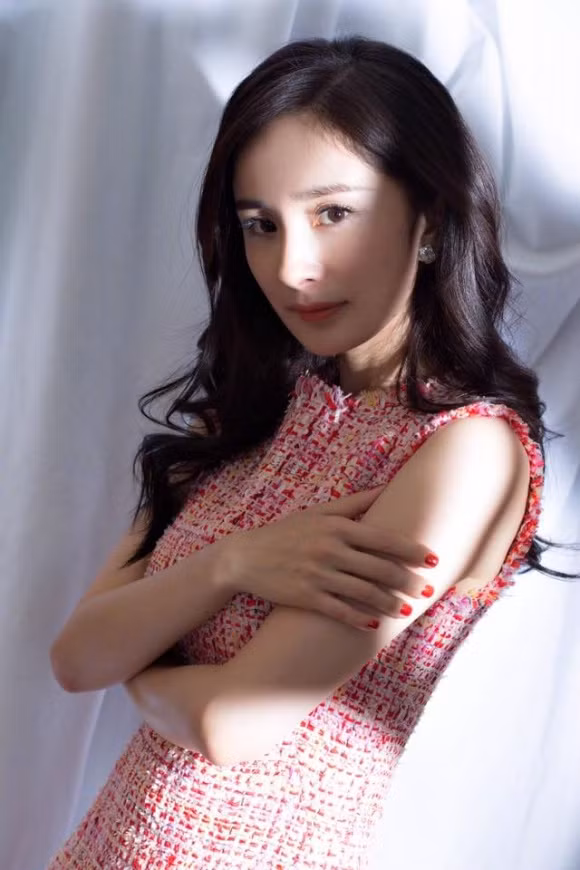 Ngày 3/2, Dương Mịch đã có mặt trong buổi họp báo của bộ phim "Người đàm phán".