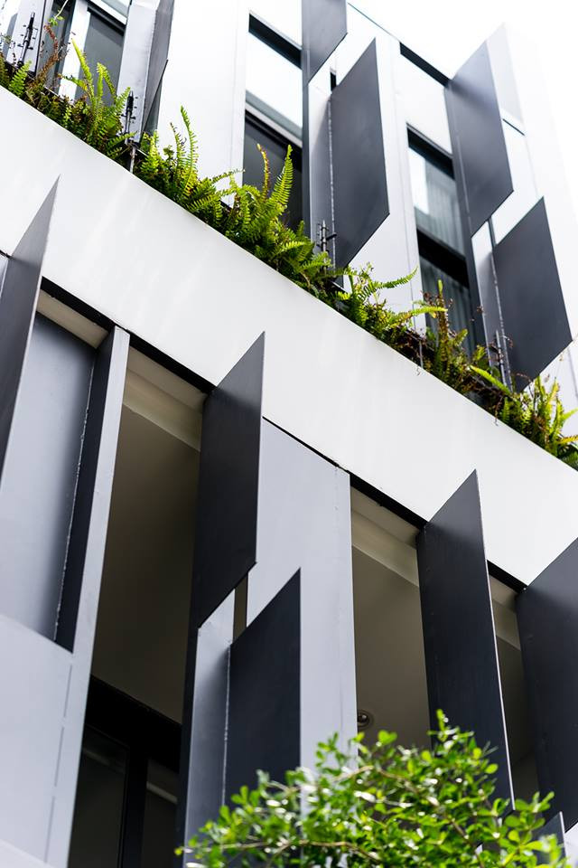 Mặt tiền là các tấm chắn vừa che nắng vừa giúp bảo vệ ngôi nhà.