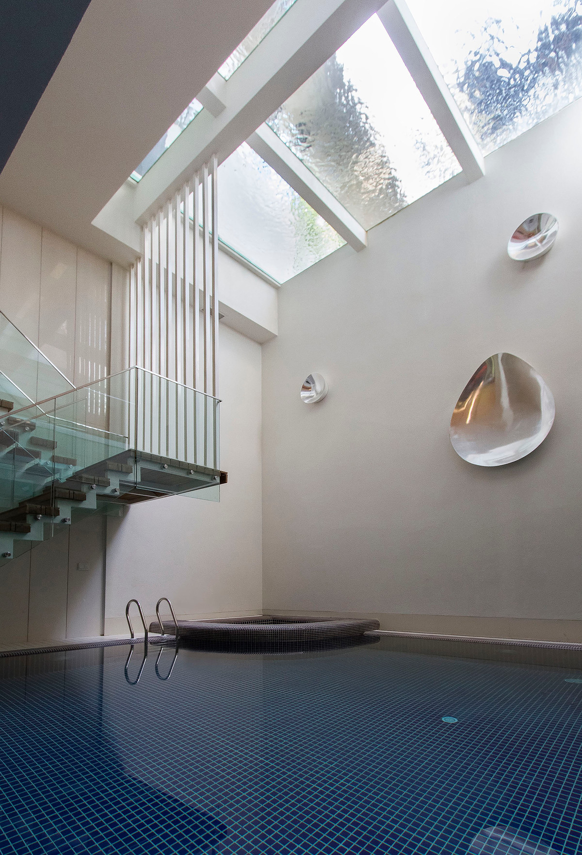 Khu vực giếng trời có mái che. Nguồn ảnh: Archdaily.