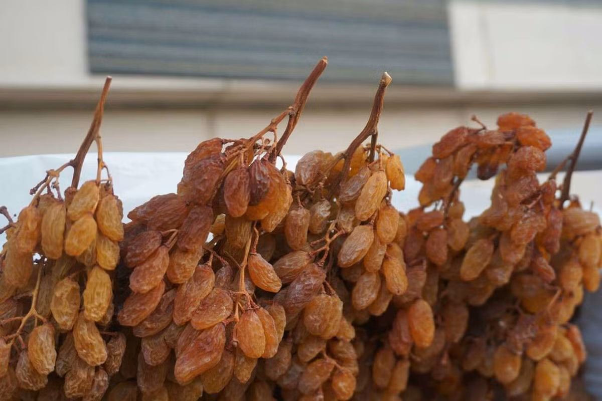 Tại Việt Nam, nho khô nguyên cành Úc được khách hàng đặc biệt ưa chuộng vào dịp Tết. Tết Nguyên đán 2018, nho khô nguyên cành đang được rao bán với giá từ 500.000 - 550.000 đồng/kg. Ảnh: Sanphamdinhduong.