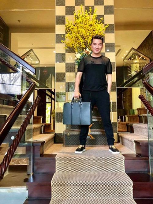 Mới đây, Đàm Vĩnh Hưng khiến khán giả bất ngờ khi liên tục rao bán loạt túi xách hàng hiệu trị giá hàng nghìn USD. Ảnh: FBNV.