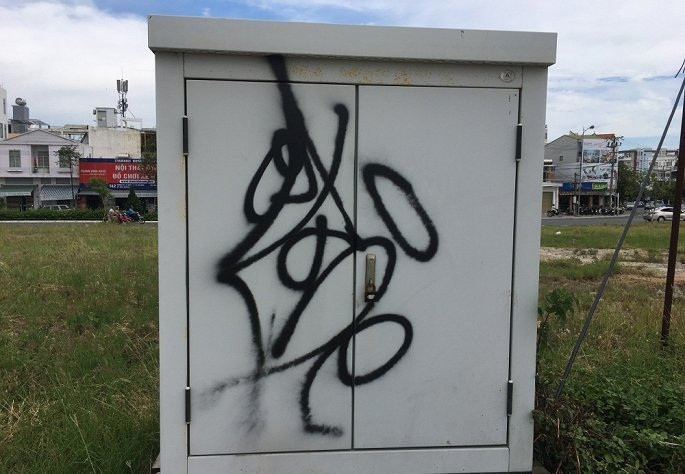 Tuy nhiên, đến nay Công ty Quốc Cường Gia Lai vẫn chưa đầu tư hoàn thiện hệ thống cung cấp điện cho dự án. Ảnh: VTCnews.