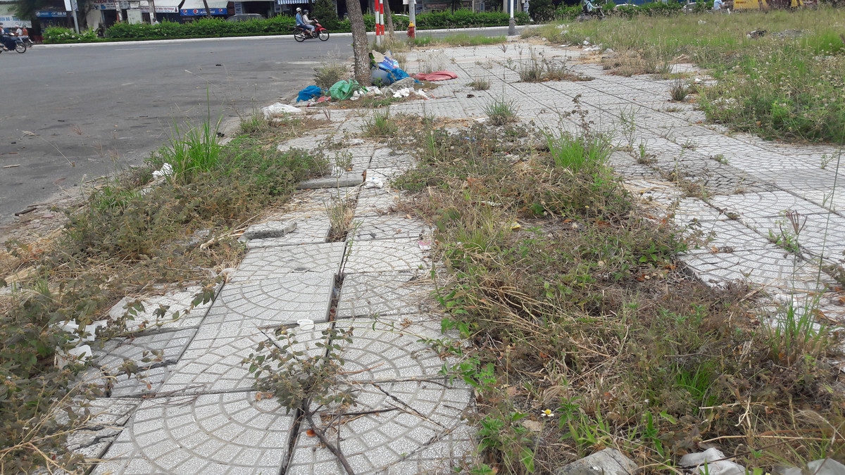 Gạch lát vỉa hè trong khu vực cũng bị hư hỏng nặng. Ảnh: Kinh tế &amp; Tiêu dùng.
