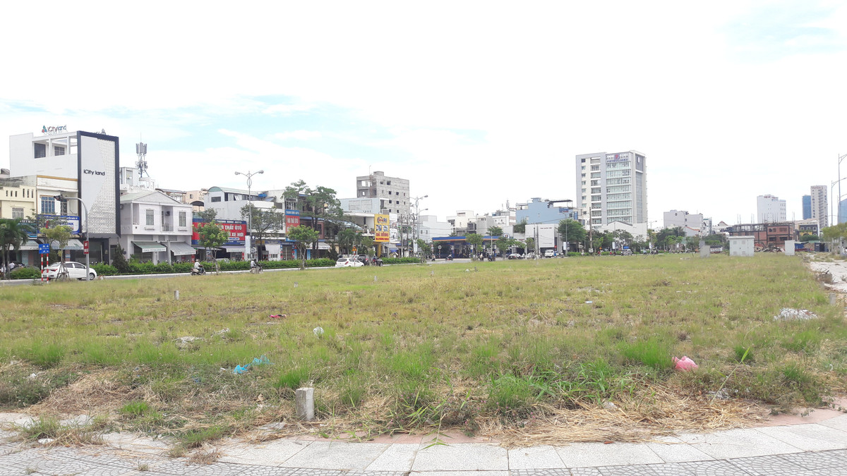 Lý do là dự án Tổ hợp Khu dân cư Thương mại – Dịch vụ đường 2/9, quận Hải Châu của Công ty Cổ phần Quốc Cường Gia Lai đến nay vẫn chưa đầu tư hệ thống cung cấp điện cho dự án. Ảnh: Kinh tế &amp; tiêu dùng.