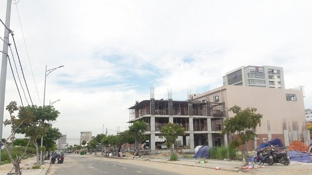 Một số công trình vẫn đang được xây dựng lên trên dự án này. Ảnh: VTCnews.