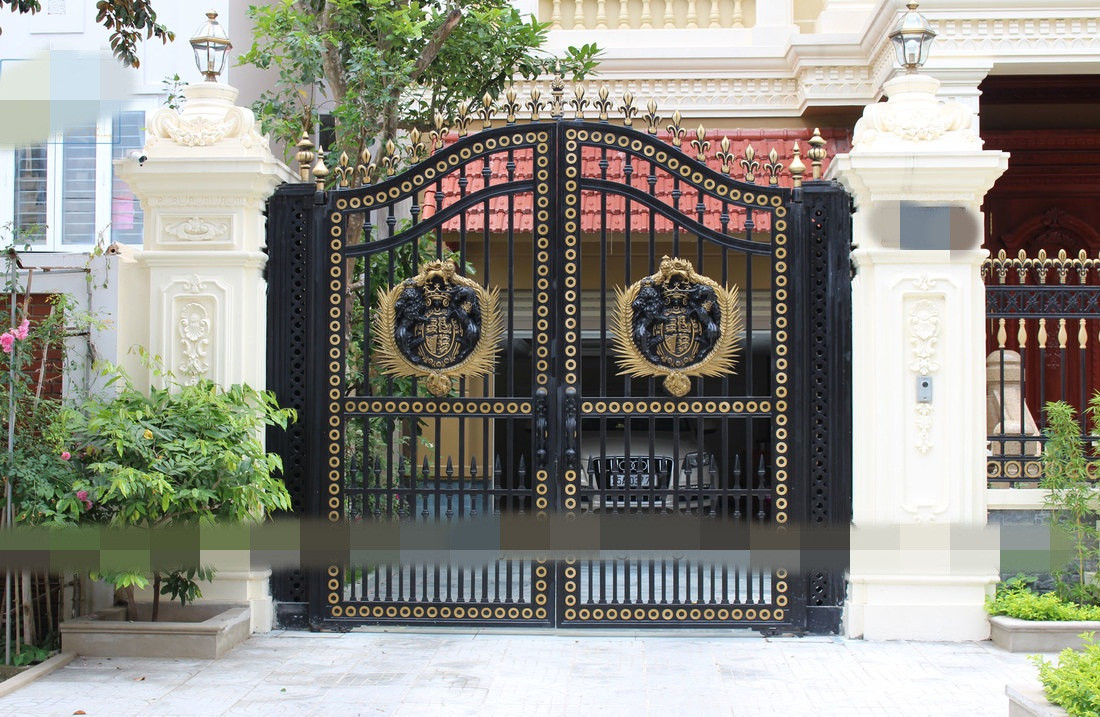 Một mẫu cổng biệt thự bề thế mang tông màu vàng đen tách biệt. Ảnh: Khonggiandep.